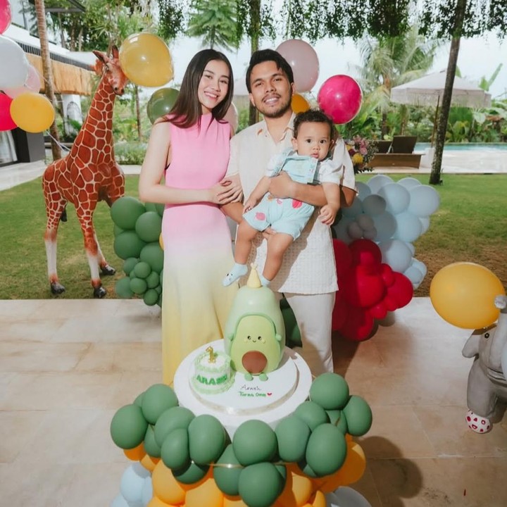 <p>Perayaan ulang tahun Arash dibuat sederhana, Bunda. Bukan tanpa alasan, Aaliyah ingin merayakan momen ini dengan lebih intim bersama keluarga. &ldquo;Untuk ulang tahun Arash yang pertama memang belum kita buatkan acara yang besar, karena kita ingin membuatnya ketika nanti Arash sudah mengerti dan meminta. Jadi, sekarang ibu dan papa akan tetap merayakannya dengan menghabiskan waktu bersama, memeluk dan menggendongmu sebanyak yang kami bisa. Dan tiup lilin kecil-kecilan supaya nanti ada memori yang bisa Arash lihat melalui foto dan videonya,&rdquo; tulis Aaliyah lewat Instagram Stories-nya. (Foto: Instagram @aaliyah.massaid /&nbsp;@thariqhalilintar)</p>