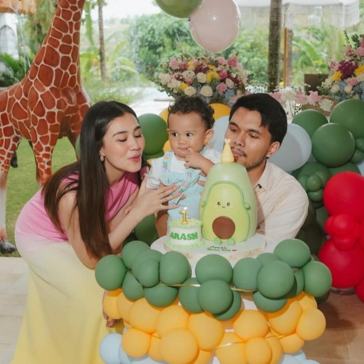 <p>Kebahagiaan tengah menghampiri pasangan artis Aaliyah Massaid dan Thariq Halilintar. Sang putra, Ahmad Arash Omara Thariq atau akrab disapa <em>Baby</em> Arash, baru saja menginjak usia satu tahun, Bunda. Untuk mensyukuri momen ini, Aaliyah dan Thariq mengadakan pesta ulang tahun yang berlangsung di Bali. (Foto: Instagram @aaliyah.massaid / @thariqhalilintar)</p>