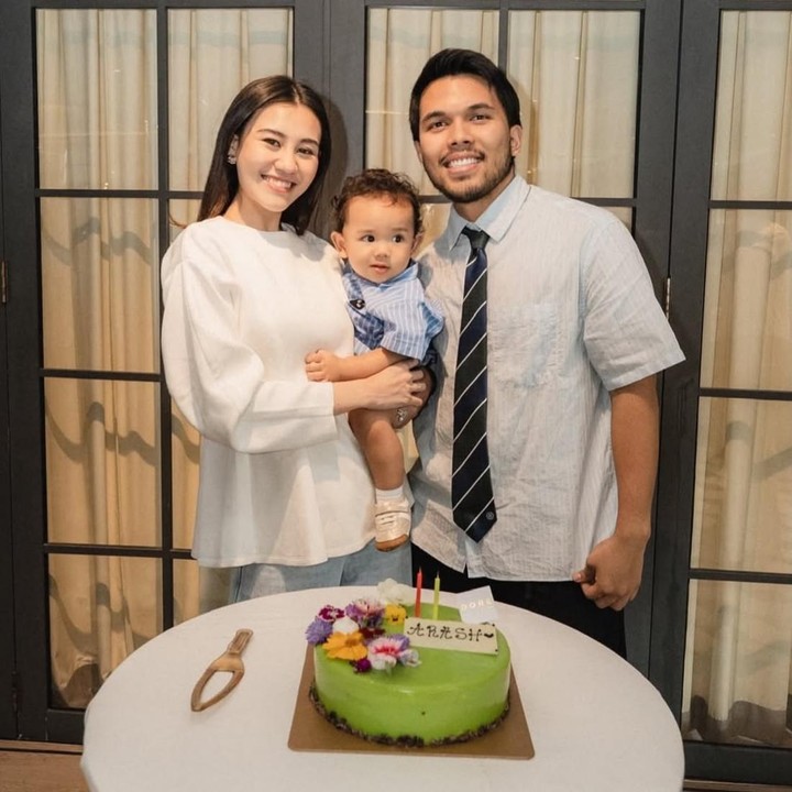 <p>Setelah merayakan di Bali, Aaliyah kembali membagikan momen perayaan ulang tahun Arash dengan berkumpul bersama keluarga besar. Momen ini dibagikan langsung oleh Aaliyah dan Thariq melalui Instagram pribadi mereka. (Foto: Instagram @aaliyah.massaid / @thariqhalilintar)</p>