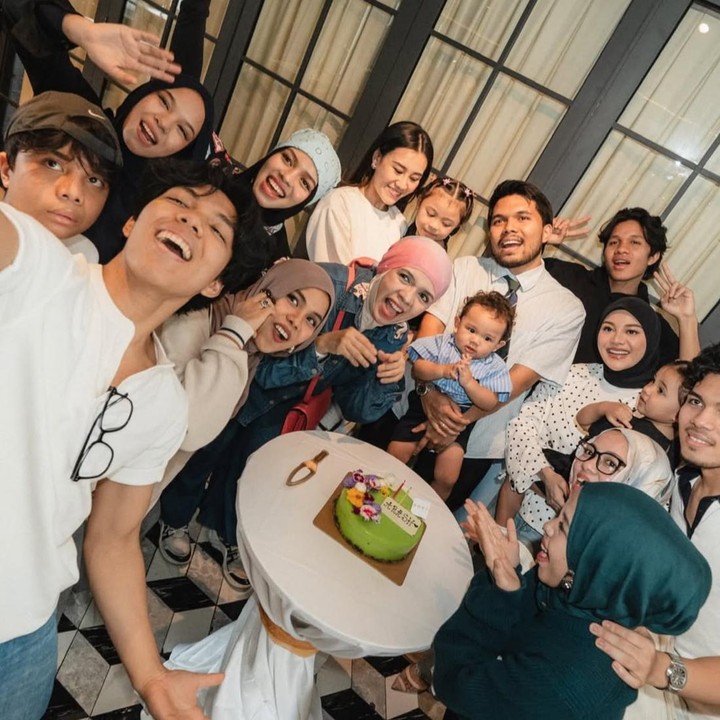 <p>Dalam unggahannya, terlihat keluarga besar dari Thariq, seperti sang ibunda, Geni Faruk, dan Aurel Hermansyah, turut hadir untuk memeriahkan ulang tahun Arash. Mereka pun mengabadikan momen spesial ini dengan <em>selfie</em> bersama. (Foto: Instagram @aaliyah.massaid / @thariqhalilintar)</p>