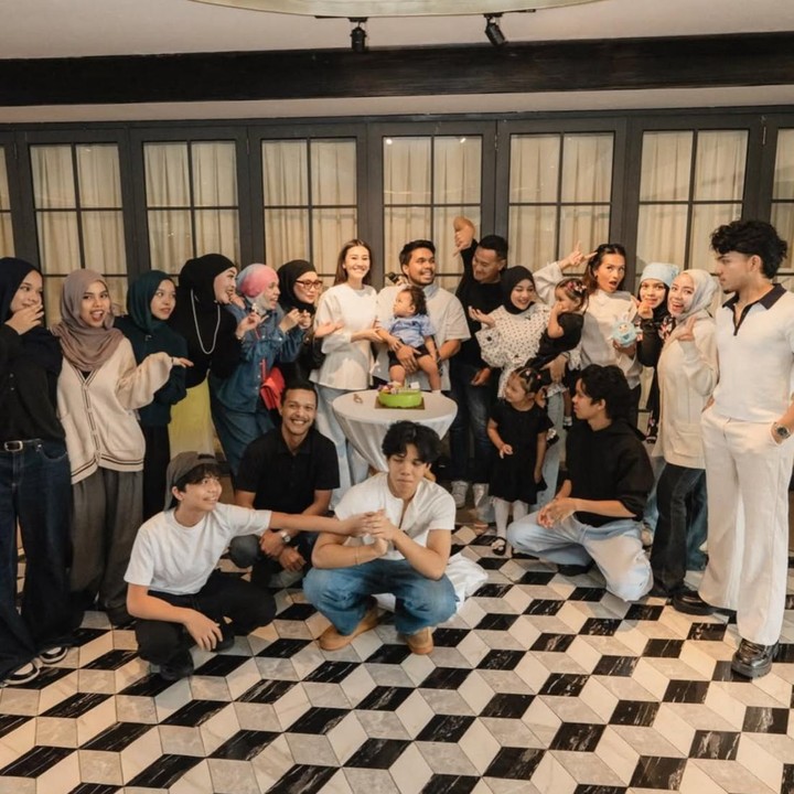 <p>Tidak hanya itu, keluarga besar Aaliyah Massaid juga turut hadir. Dalam potret yang dibagikan, ibunda Aaliyah, Reza Artamevia, serta ibu sambungnya, Angelina Sondakh, tampak ikut merayakan momen spesial tersebut. (Foto: Instagram @aaliyah.massaid / @thariqhalilintar)</p>