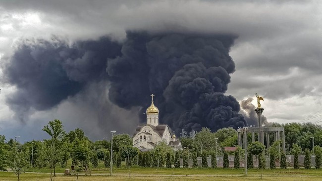 Smoke rises from an oil refinery following a Ukrainian drone attack in the course of Russia-Ukraine conflict, in Moscow, Russia, June 18, 2026, in this picture obtained from social media. SOCIAL MEDIA/via REUTERS  THIS IMAGE HAS BEEN SUPPLIED BY A TH