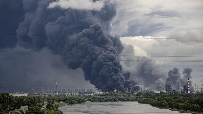 Thick plumes of smoke with flames rise from an oil refinery following a Ukrainian drone attack in the course of Russia-Ukraine conflict, in Moscow, Russia, June 18, 2026, in this picture obtained from social media. SOCIAL MEDIA/via REUTERS  THIS IMAG