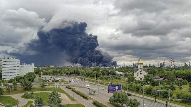 Smoke rises from an oil refinery following a Ukrainian drone attack in the course of Russia-Ukraine conflict, in Moscow, Russia, June 18, 2026, in this picture obtained from social media. SOCIAL MEDIA/via REUTERS  THIS IMAGE HAS BEEN SUPPLIED BY A TH