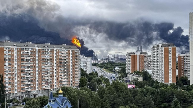 Black smoke rises from the area of the Russian oil producer Gazprom Neft's Moscow oil refinery on the south-eastern outskirts of Moscow on June 18, 2026. Moscow was fending off a