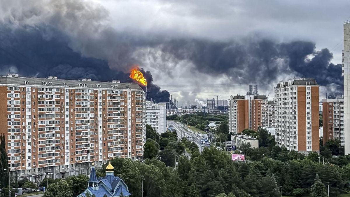 Ukraina Bombardir Dua Kilang Minyak Rusia dengan Serangan Drone