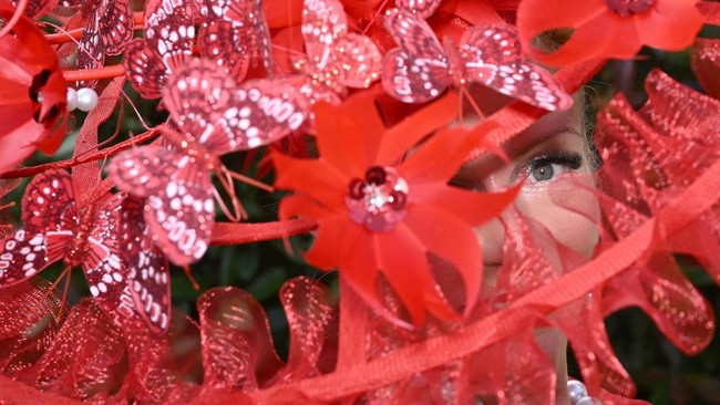 A racegoer poses for a photograph in their hat as they arrive on the first day of the Royal Ascot horse racing meeting in Ascot, west of London, on June 16, 2026. (Photo by JUSTIN TALLIS / AFP)