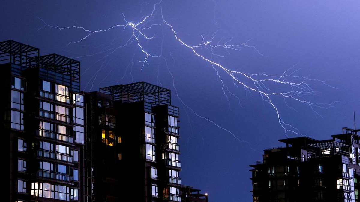 A lightning strikes over apartment blocks during a thunderstorm in Beijing, China, June 16, 2026. REUTERS/Maxim Shemetov     TPX IMAGES OF THE DAY