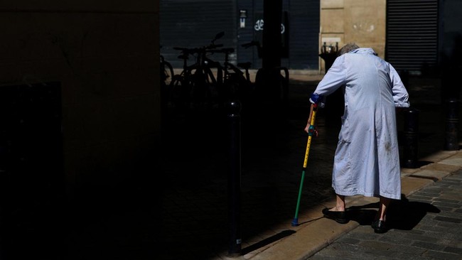 An elderly woman walks with a cane down the street in Bordeaux, southwestern France, on June 17, 2026. A heatwave will hit France on June 17, 2026 and last for several days, right in the middle of the baccalaureate exams, with temperatures that could