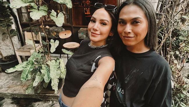 Ini Potret Paola Serena dan Teman Pria yang Berkebaya di Kirab Malam 1 Suro Pura Mangkunegaran