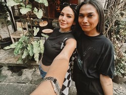 Ini Potret Paola Serena & Teman Pria yang Berkebaya di Kirab Malam 1 Suro Pura Mangkunegaran