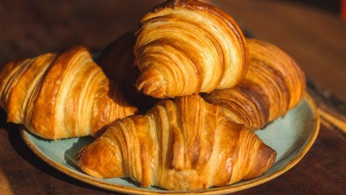 Croissant, donat, atau aneka pastry memang cocok dinikmati bersama kopi di pagi hari. Sayangnya, makanan ini umumnya terbuat dari tepung olahan, gula, dan lemak yang cukup tinggi.