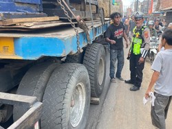 Pemotor di Banyuasin Tewas Terlindas Truk Diduga Hilang Kendali Saat Menyalip