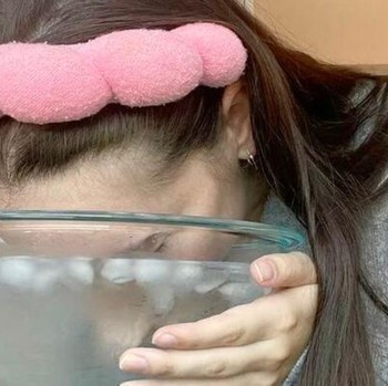 7 Manfaat Merendam Wajah dengan Air Es, Benarkah Bikin Lebih Awet Muda?