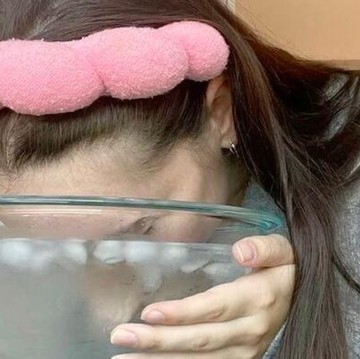 7 Manfaat Merendam Wajah dengan Air Es, Benarkah Bikin Lebih Awet Muda?