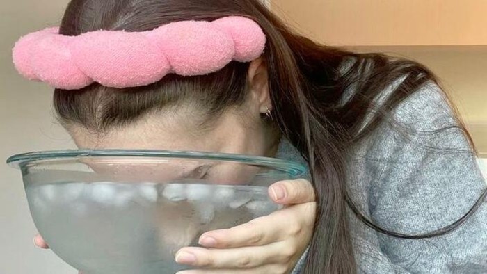 7 Manfaat Merendam Wajah dengan Air Es, Benarkah Bikin Lebih Awet Muda?
