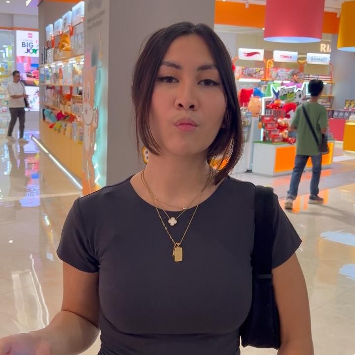 <p>Rico juga mengunggah video singkat bersama Alea di Instagram Stories-nya. Dalam video ini, Rico tampak merangkul pundak sang putri. Pria 51 tahun ini tak lupa menuliskan <em>caption</em> manis yang ditujukan untuk Alea. "Kesayangan," tulis Rico dengan menambahkan <em>emoticon</em> hati merah yang melambangkan kasih sayang. (Foto: Instagram@rico_cepero)</p>
