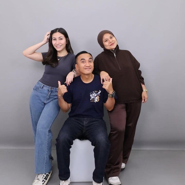 <p>Momen spesial lain yang tak kalah hangat adalah saat Rico menunjukkan foto kebersamaan dengan Alea dan istrinya, Mekar Ayu Lestari. Keluarga ini tampak tak canggung memamerkan keakraban, terutama kedekatan Alea dengan ibu sambungnya. (Foto: Instagram@rico_cepero)</p>