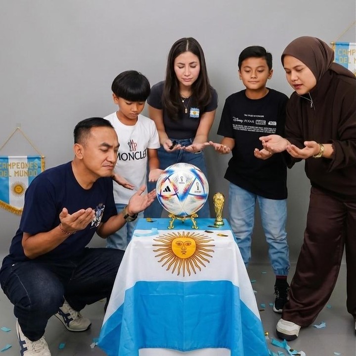 <p>Dalam berbagai kesempatan, Rico memang sering menujukkan momen <em>quality time</em> keluarganya, termasuk saat menghabiskan waktu dengan sang putri, Alea. Setelah Rico resmi bercerai dari Sandrina Malakiano, Alea tinggal bersama ibundanya. Beberapa waktu lalu, Alea diketahui tinggal di Amerika untuk melanjutkan studi. (Foto: Instagram@rico_cepero)</p>