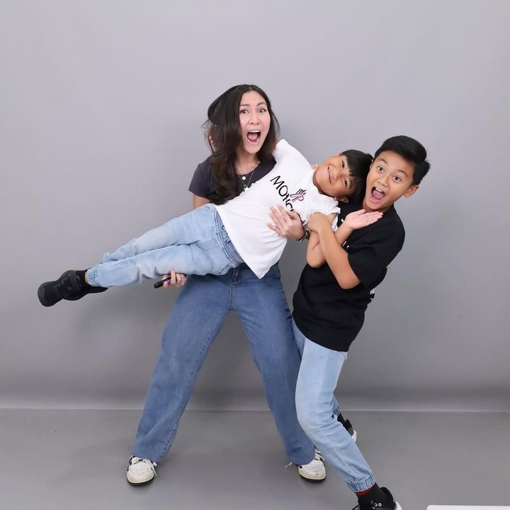 <p>Di potret lainnya, Rico mem-posting foto Alea dengan dua adik sambungnya, Zayn dan Riyu. Alea tampak menggendong salah satu adik laki-lakinya dengan memamerkan wajah yang ekspresif. Perempuan kelahiran 14 Agustus 2002 ini tampaknya begitu dekat dengan dua adik laki-lakinya. (Foto: Instagram@rico_cepero)</p>