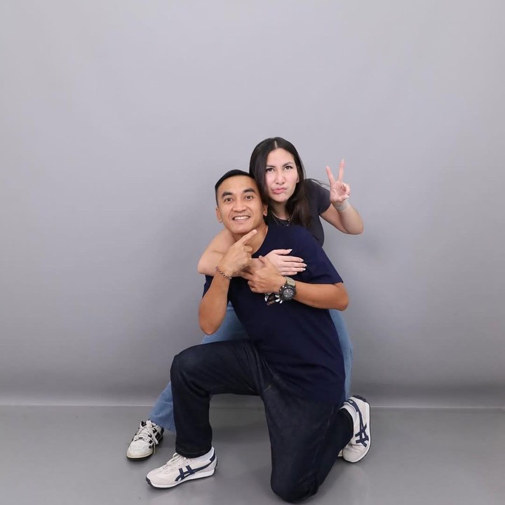 <p>Melalui unggahan di Instagram, Rico mem-<em>posting</em> momen kebersamaannya dengan Alea, yang tahun ini menginjak usia 24 tahun. Dalam potret ini, Rico dan sang putri kompak mengenakan pakaian <em>casual</em> bernuansa warna biru dengan celana jeans dan sepatu kets. (Foto: Instagram@rico_cepero)</p>