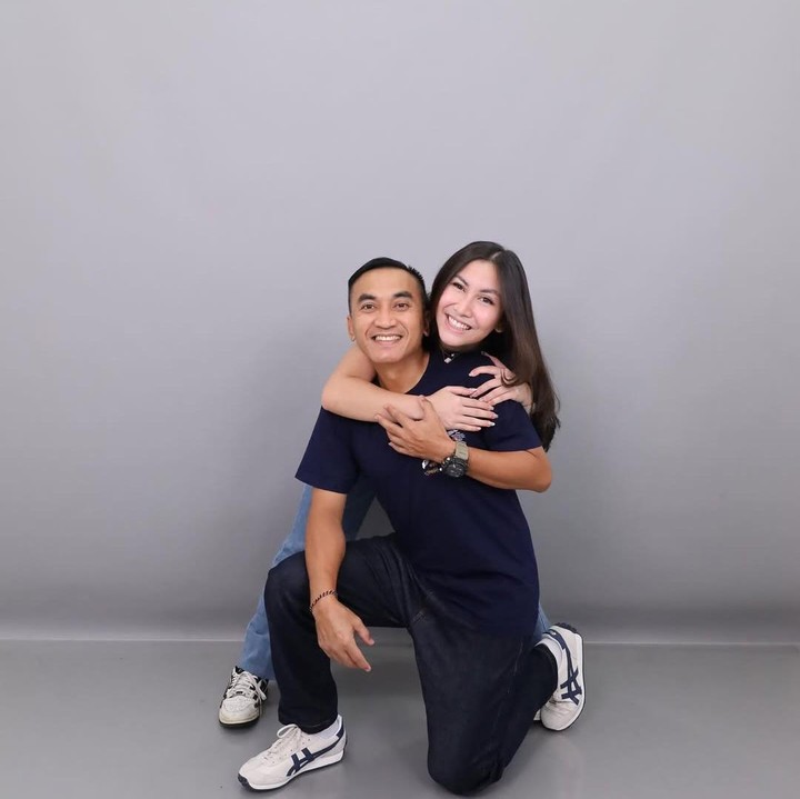 <p>Rico termasuk jarang mengunggah momen bersama putrinya Alea. Saat akhirnya kumpul lagi, ayah dan anak ini ternyata banyak membahas tentang sepak bola. Tak hanya Rico, sang putri ternyata juga menyukai olahraga lapangan hijau ini, Bunda. "Teteuppp ngumpul pun bahas bola..," tulis Rico dalam <em>caption</em> unggahannya. (Foto: Instagram@rico_cepero)</p>