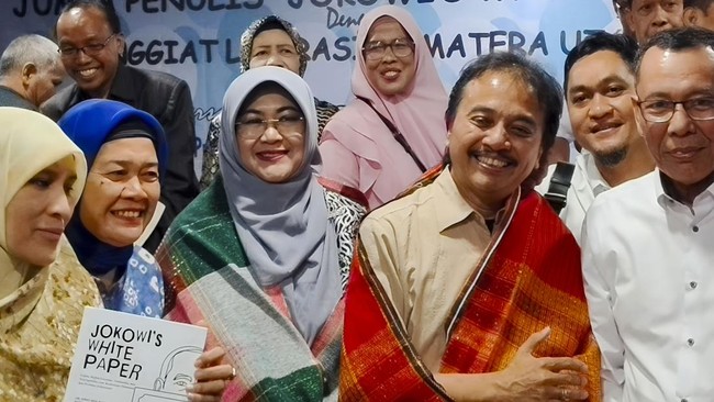 Polda Metro Jaya menangkap Roy Suryo dan dokter Tifa terkait tuduhan ijazah palsu Jokowi.
