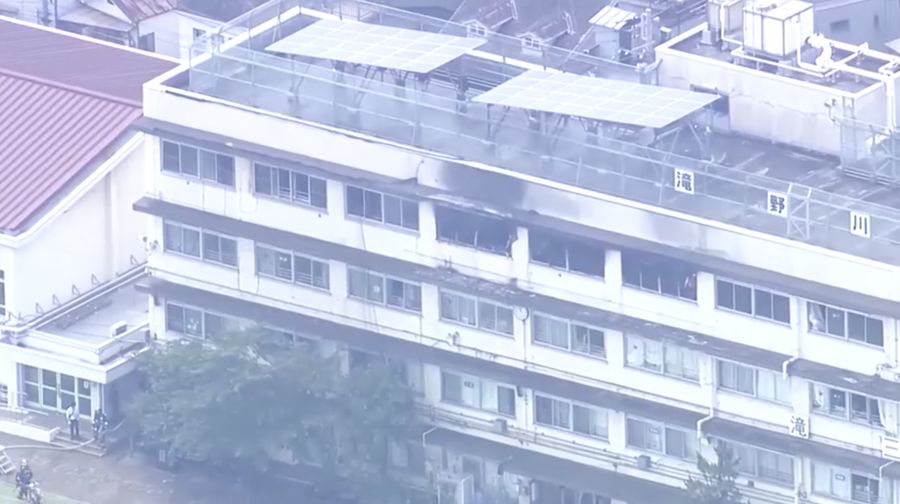 Sebuah sekolah dasar di Tokyo utara dievakuasi pada hari Jumat (19 Juni) setelah kebakaran terjadi di ruang musik di lantai empat. (NIPPON TV / JAPAN via Reuters)