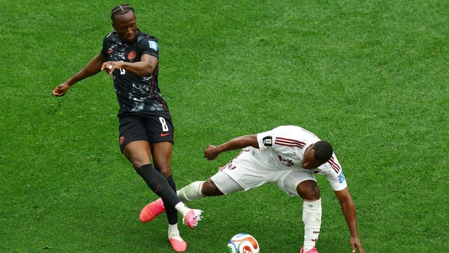Soccer Football - FIFA World Cup 2026 - Group B - Canada v Qatar - BC Place, Vancouver, Canada - June 18, 2026 Qatar's Assim Madibo fouls Canada's Ismael Kone before he s shown a red card REUTERS/Albert Gea     TPX IMAGES OF THE DAY