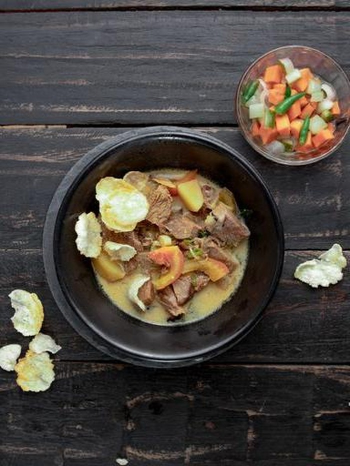 Soto Betawi dikenal dengan kuahnya yang kaya rasa dan teksturnya yang creamy. Hidangan khas Jakarta ini biasanya menggunakan santan atau susu yang dipadukan dengan berbagai rempah.