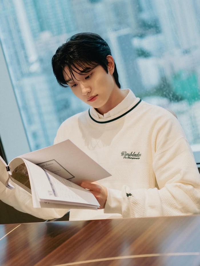 Tentu, pesona karakter Kim Jae Won sebagai Shin Soon Rok yang menggeluti pekerjaan editor penerbitan pun masih melekat kuat melalui potretnya yang sedang fokus membaca buku dengan gaya bersih, rapi, dan elegan menjadi satu./ Foto: instagram.com/rlawodnjs_