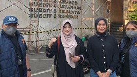 Dua tersangka kasus ijazah palsu Jokowi, dokter Tifa dan Roy Suryo, ditangkap polisi pada Jumat (18/6) pagi.