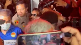 Penampakan Roy Suryo-dr Tifa saat Dibawa ke RS Polri