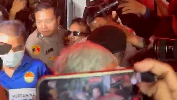 Penampakan Roy Suryo dan dr Tifa saat Dibawa ke RS Polri