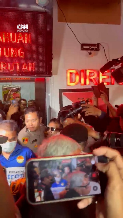 Penampakan Roy Suryo-dr Tifa saat Dibawa ke RS Polri