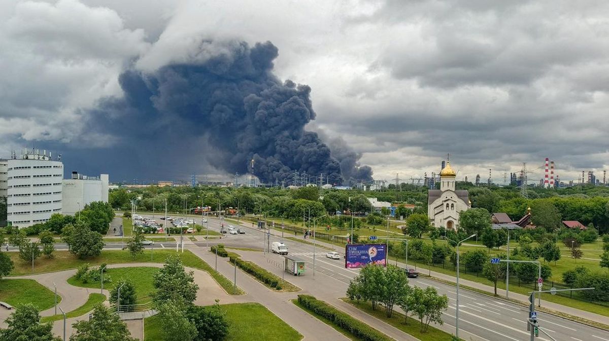 Serangan Terbesar, Drone Ukraina Bombardir Kilang Minyak Di Moskow