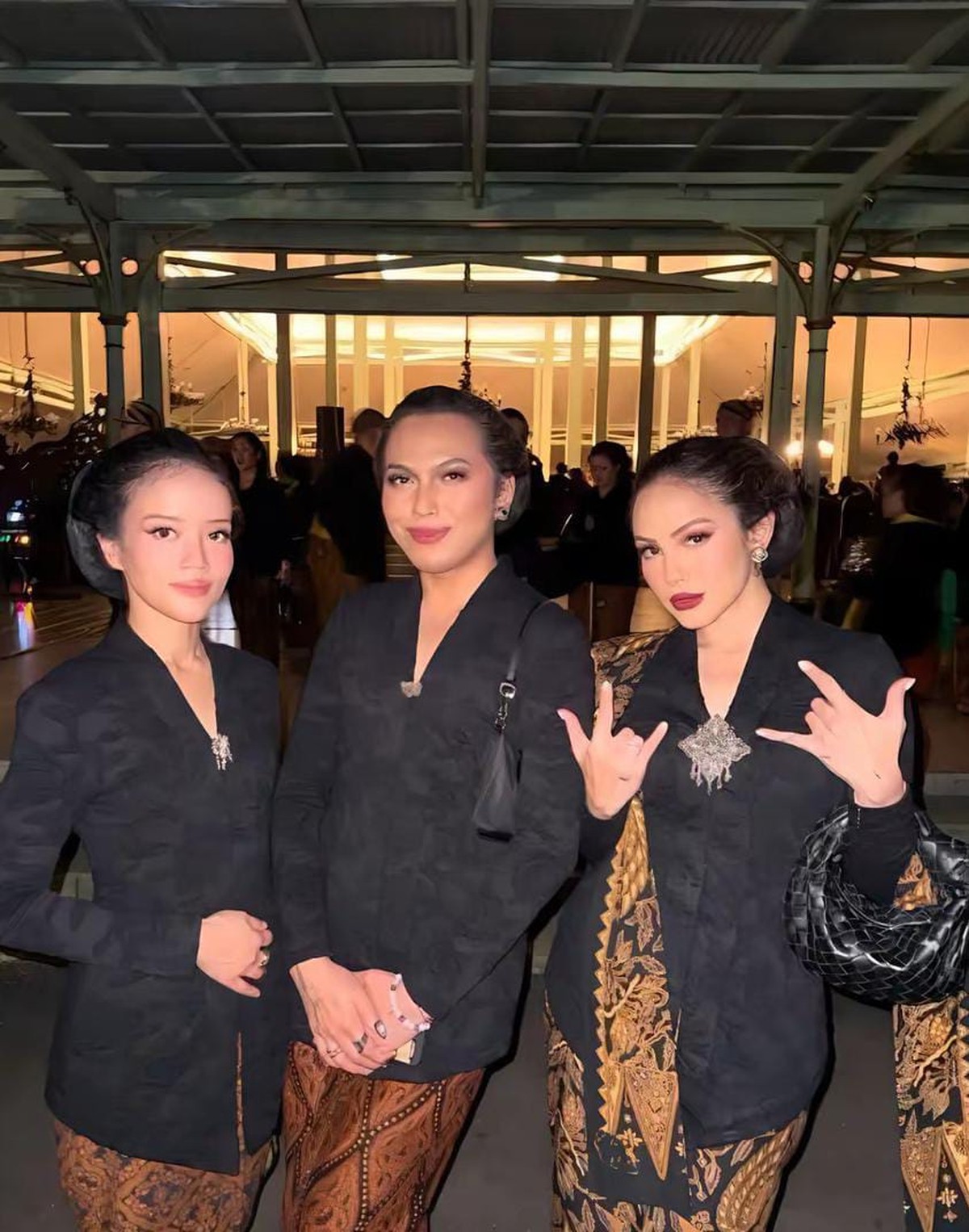 Viral Pria Berkebaya di Kirab Malam 1 Suro&comma; Ini Kata Pihak Pura Mangkunegaran