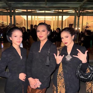 Viral Pria Berkebaya di Kirab Malam 1 Suro, Ini Kata Pihak Pura Mangkunegaran