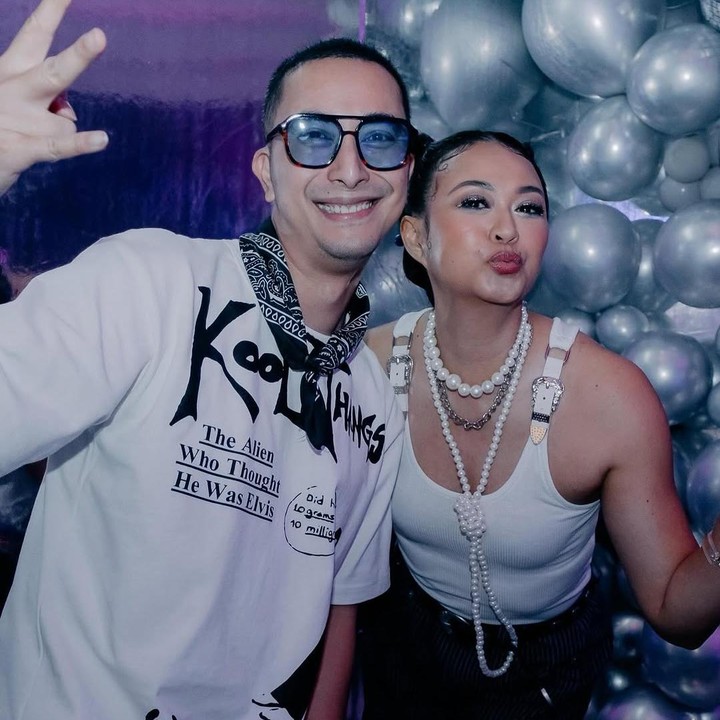 <p>Di luar urusan rumah tangga, Winky dan Kenes bahkan kompak dalam urusan pekerjaan mereka di dunia hiburan. Seperti diketahui, Winky tak hanya sibuk berakting, tapi juga berkarier sebagai Disc Jockey (DJ). Kenes pun sering menemani suaminya nge-DJ dan ikut tampil menghibur penonton. (Foto: Instagram @winkywiryawan912/ @kenesandari)</p>