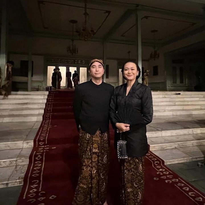 <p>Pasangan artis Winky Wiryawan dan Kenes Andari sudah hampir 22 tahun membangun biduk rumah tangga. Selama puluhan tahun menikah, pasangan ini jauh dari gosip miring, Bunda. Keduanya bahkan dikenal sebagai <em>couple goals</em> yang awet muda, begitu harmonis, dan kerap olahraga bersama. (Foto: Instagram @winkywiryawan912/ @kenesandari)</p>