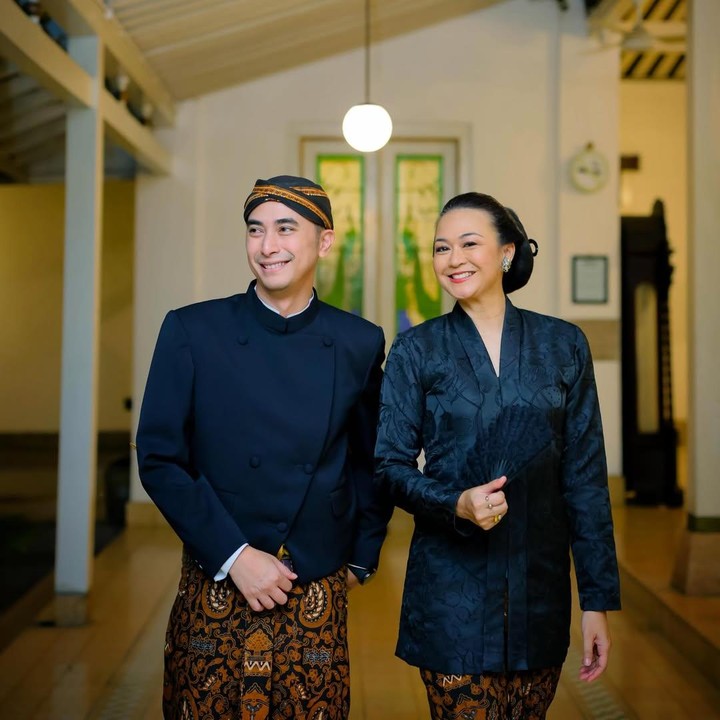 <p>Hampir 22 tahun menikah, Winky dan Kenes belum dikaruniai momongan. Belum lama ini,&nbsp;keduanya mengungkap bahwa mereka telah memiliki seorang anak asuh dari Flores di Nusa Tenggara Timur (NTT). Pasangan ini memutuskan untuk memiliki anak asuh di tahun 2023. Di awal tahun 2026, Winky dan Kenes untuk pertama kalinya bertemu dengan anak asuh mereka. (Foto: Instagram @winkywiryawan912/ @kenesandari)</p>