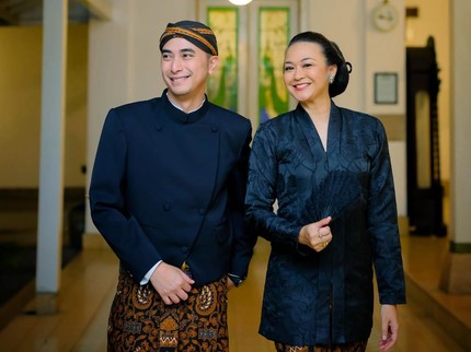 Disebut Awet Muda, 7 Potret Winky Wiryawan & Kenes Andari Selalu Romantis