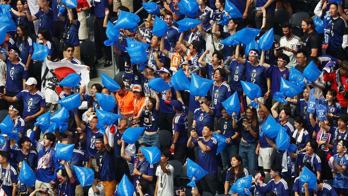 Viral Aksi Suporter Jepang Bersih-Bersih Stadion usai Pertandingan
