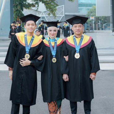 Keluarga Artis Inspiratif! Potret Anang, Ashanty & Azriel Wisuda Bareng