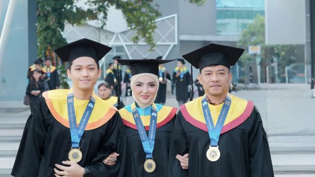 Keluarga Artis Inspiratif! Potret Anang, Ashanty dan Azriel Wisuda Bareng