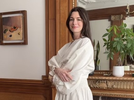 Anne Hathaway Hamil Anak Ketiga, Ungkap Alasan Umumkan Kabar Bahagia di Medsos