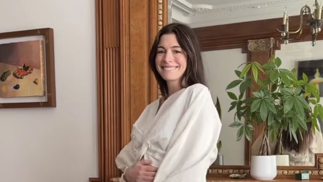 Terpopuler: Tangis Haru Anne Hathaway Dapat Hadiah untuk Calon Anak Ketiga