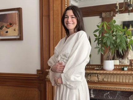 Terpopuler: Tangis Haru Anne Hathaway Dapat Hadiah untuk Calon Anak Ketiga
