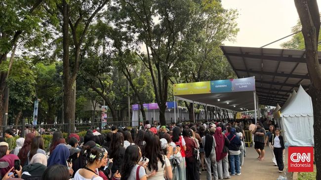Antrean masuk Indonesia Arena Allo Bank Festival 2026, Sabtu (20/6).