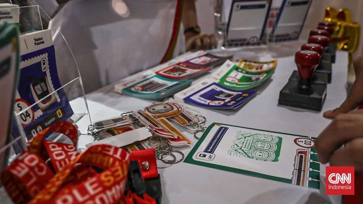 Sejumlah pengunjung bermain simulasi kereta dalam Jakarta Fair 2026 di Jiexpo Kemayoran, Jakarta Pusat, Selasa (16/6). (CNN Indonesia/Febria Adha L).